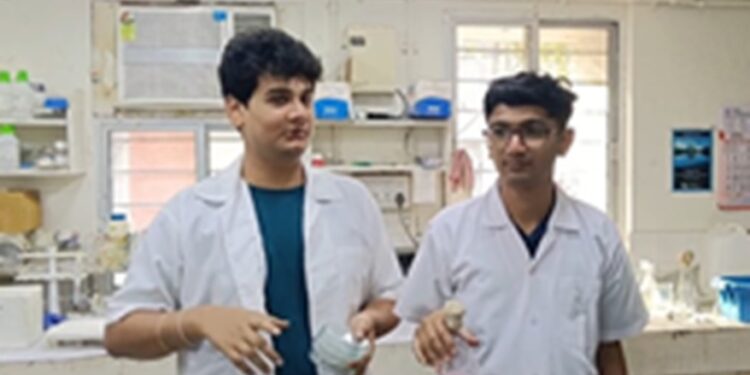 Amazing work of Vadodara students: Found a bacteria from sea water which produces light on its own.