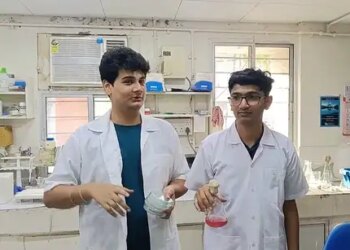 Amazing work of Vadodara students: Found bacteria from sea water that produces light on its own