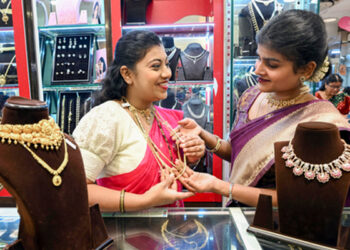 Amid US-Iran tension, gold and silver opened with a fall of almost half a percent.