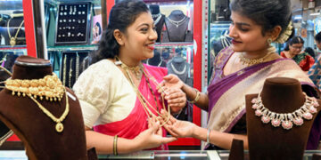 Amid US-Iran tension, gold and silver opened with a fall of almost half a percent.