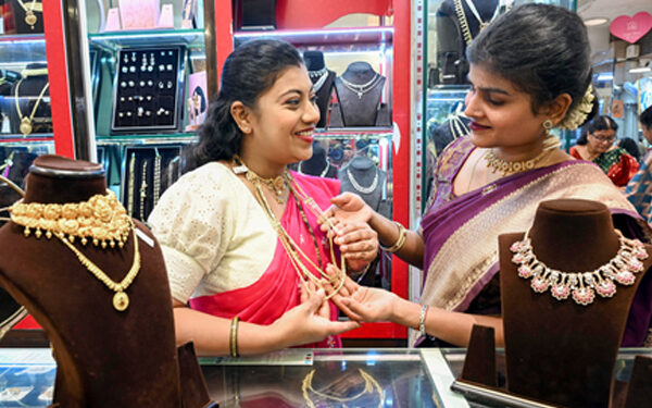 Amid US-Iran tension, gold and silver opened with a fall of almost half a percent.