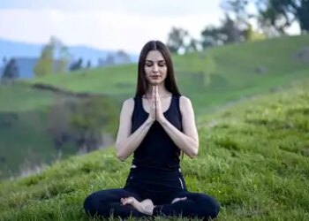Anjali Mudra is helpful in strengthening the heart and lungs, know how it affects the body.