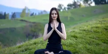 Anjali Mudra is helpful in strengthening the heart and lungs, know how it affects the body.