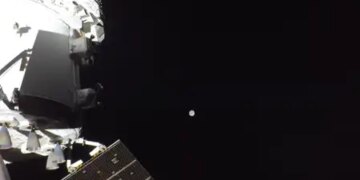 Artemis II Mission: Human mission reaches near the Moon after half a century, amazing view of Earth seen from space