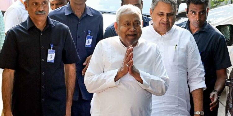 Bihar: Nitish Kumar resigns from the post of CM, preparations begin to form a new government.