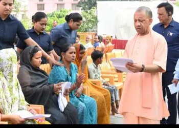 CM Yogi listened to the problems of 200 people in 'Janata Darshan', said officials should provide immediate solution