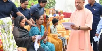 CM Yogi listened to the problems of 200 people in 'Janata Darshan', said officials should provide immediate solution