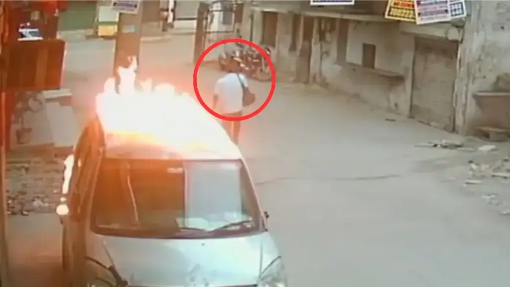 Car burning incident in Delhi, incident captured in CCTV