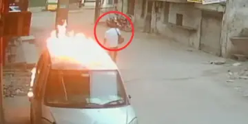 Car burning incident in Delhi, incident captured in CCTV