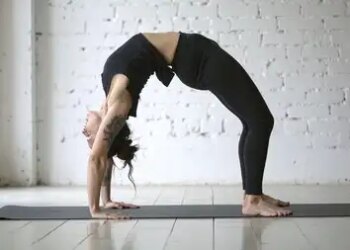 Chakrasana Yogasana relieves back pain and spine stiffness