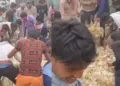 Crowd gathered on dead chickens on the roadside, people were shocked to see the scene