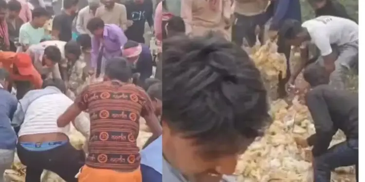 Crowd gathered on dead chickens on the roadside, people were shocked to see the scene