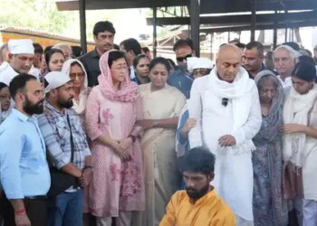 दिल्ली: आतिशी के पिता का अंतिम संस्कार, सीएम रेखा गुप्ता रहीं मौजूद