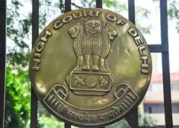 दिल्ली हाईकोर्ट के जज तेजस कारिया ने केजरीवाल के खिलाफ दायर याचिका की सुनवाई से खुद को किया अलग