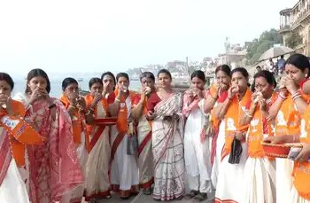 वाराणसी में पीएम मोदी के स्वागत को लेकर उत्साह, बंगाली महिलाओं ने घाट पर किया शंखनाद