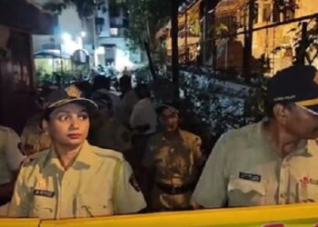 Fight between two groups in Mumbai, police lathicharged and arrested 5 accused