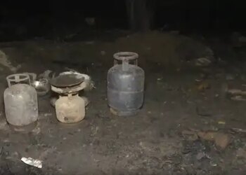 Fire broke out in Delhi's Punjabi Bagh and Laxmi Nagar, firefighters brought the fire under control.