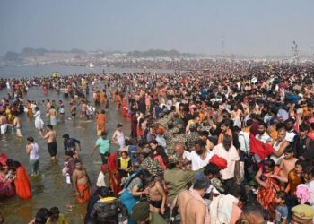 Flood of faith gathered at Prayagraj Sangam on Akshaya Tritiya, thousands of devotees took holy dip.