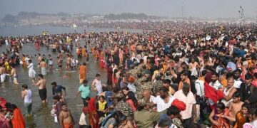 Flood of faith gathered at Prayagraj Sangam on Akshaya Tritiya, thousands of devotees took holy dip.