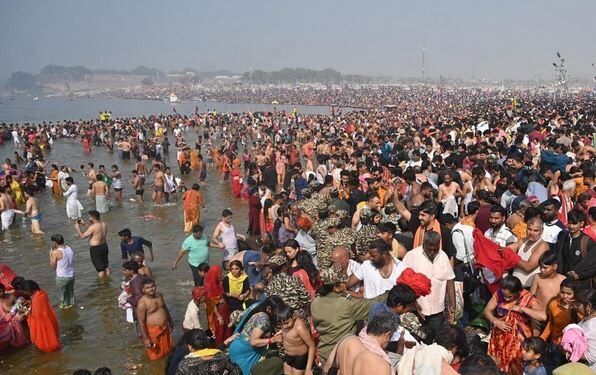 Flood of faith gathered at Prayagraj Sangam on Akshaya Tritiya, thousands of devotees took holy dip.