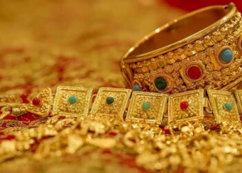 Gold-Silver Price Update: Gold shines again while silver falls, check today's latest rates before buying.