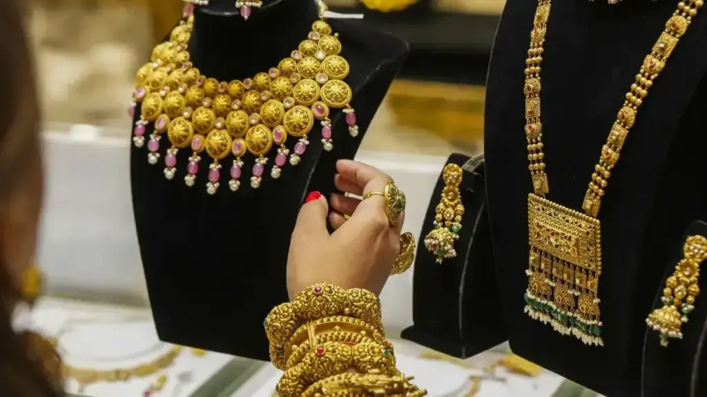 Gold Silver Prices Update: Silver became cheaper by ₹ 1800, the shine of gold also faded, check today's latest rates here