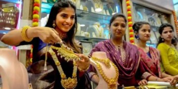 'Gold fell by ₹ 2,000 today, silver became cheaper by ₹ 3,000...' Know what is today's latest price