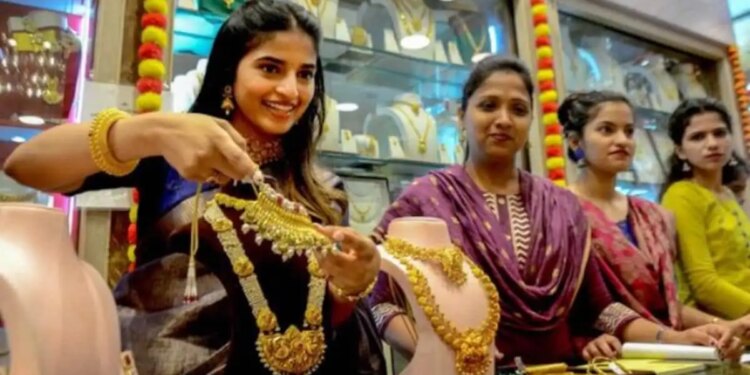 'Gold fell by ₹ 2,000 today, silver became cheaper by ₹ 3,000...' Know what is today's latest price