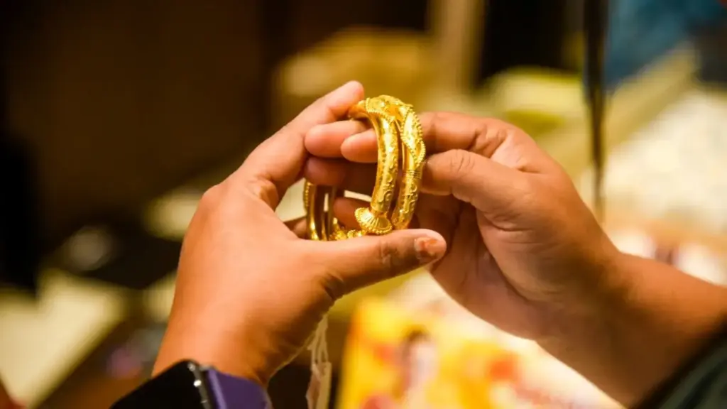 Gold price today: Fall continues for the second day, know what is today's latest price in your city including Delhi, Mumbai, Lucknow and Patna.