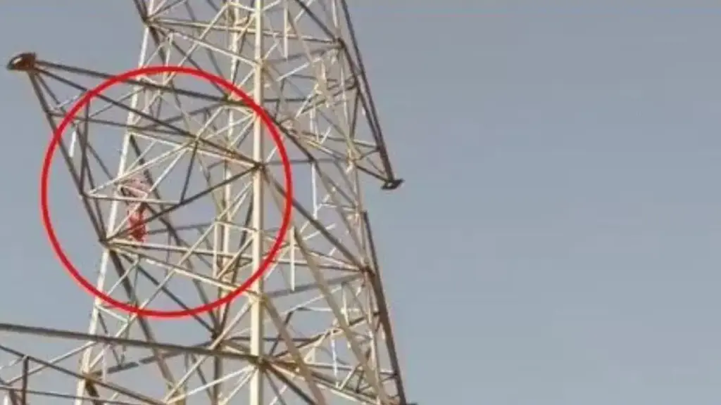 'High voltage drama' in Tikamgarh: Girl climbed the tower when her lover did not answer the phone, rescue lasted for 4 hours