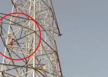 'High voltage drama' in Tikamgarh: Girl climbed the tower when her lover did not answer the phone, rescue lasted for 4 hours