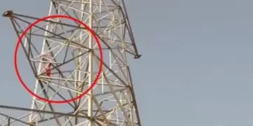 'High voltage drama' in Tikamgarh: Girl climbed the tower when her lover did not answer the phone, rescue lasted for 4 hours