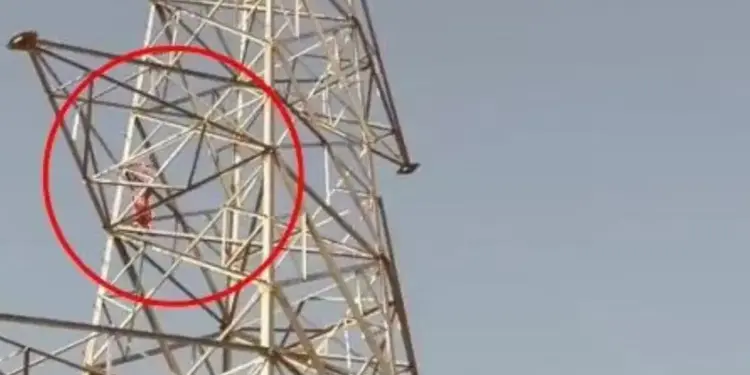 'High voltage drama' in Tikamgarh: Girl climbed the tower when her lover did not answer the phone, rescue lasted for 4 hours