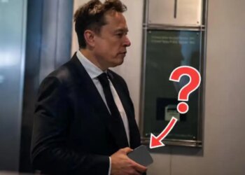 How expensive a phone does the world's richest man Elon Musk use? You will be shocked to know the price