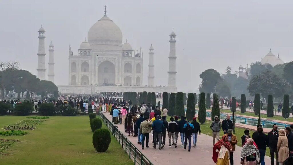 Impact of US-Iran War: Foreign tourists are moving away from India, a blow of ₹ 18000 crore to tourism and aviation sector.