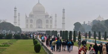 Impact of US-Iran War: Foreign tourists are moving away from India, a blow of ₹ 18000 crore to tourism and aviation sector.