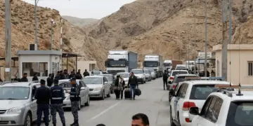 Israel Lebanon Syria Border: Israel threatened to blow up Lebanon-Syria border, ordered to evacuate Masna crossing, hundreds of trucks stranded.