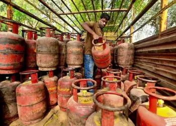 LPG Price Update: Change in gas cylinder prices today, Delhi Rs 913 and Mumbai Rs 912, know what is the rate in your city.
