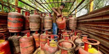 LPG Price Update: Change in gas cylinder prices today, Delhi Rs 913 and Mumbai Rs 912, know what is the rate in your city.