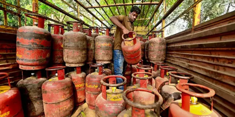 LPG Price Update: Change in gas cylinder prices today, Delhi Rs 913 and Mumbai Rs 912, know what is the rate in your city.