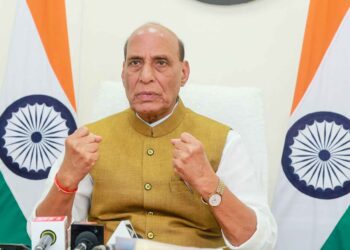 'Nobody knows into how many parts Pakistan will be divided this time', Rajnath roared on Khwaja Asif's statement