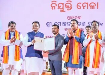 ओडिशा: सीएम ने सरकारी कर्मचारियों को बताया