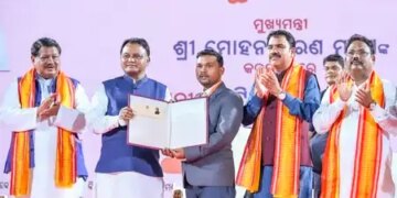 ओडिशा: सीएम ने सरकारी कर्मचारियों को बताया