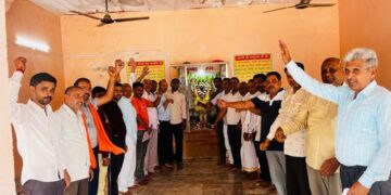 On Akshaya Tritiya, the statue was anointed with Panchamrit on the occasion of appearance of Lord Parshuram.
