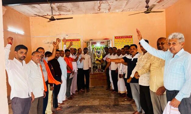 On Akshaya Tritiya, the statue was anointed with Panchamrit on the occasion of appearance of Lord Parshuram.