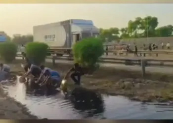 Panic due to diesel spill after tanker overturned in Pratapgarh, people expressed displeasure after video went viral