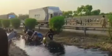 Panic due to diesel spill after tanker overturned in Pratapgarh, people expressed displeasure after video went viral