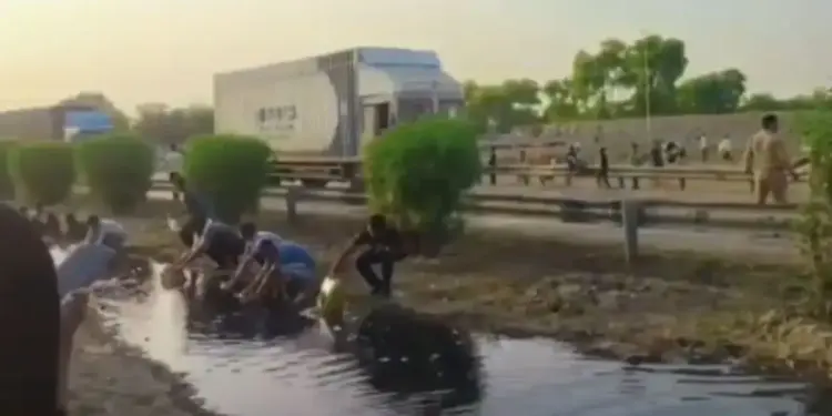 Panic due to diesel spill after tanker overturned in Pratapgarh, people expressed displeasure after video went viral