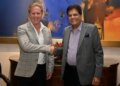 Piyush Goyal welcomes Todd McClay before the free trade agreement between India and New Zealand