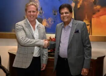 Piyush Goyal welcomes Todd McClay before the free trade agreement between India and New Zealand